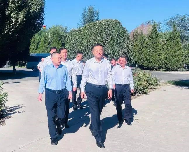 伊犁州党委书记杨秀理调研慰问亚星游戏集团